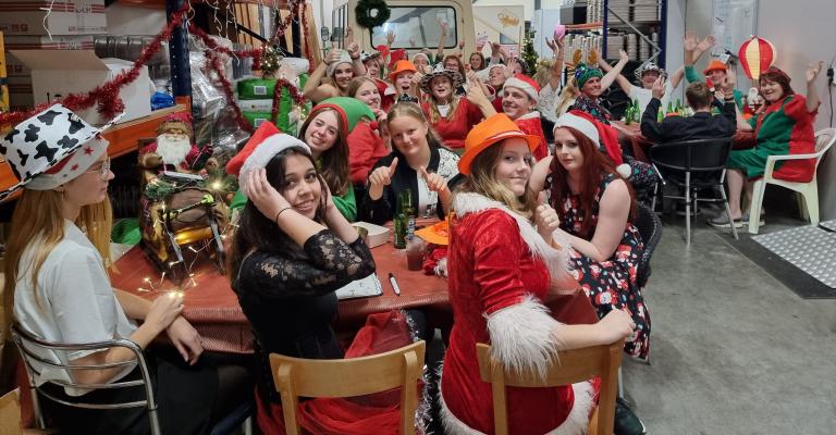 Collega’s spelen de Kerstquiz van BedrijfsuitjeQuiz.nl – een feestelijk teamuitje vol muziek, humor en kerstversiering.